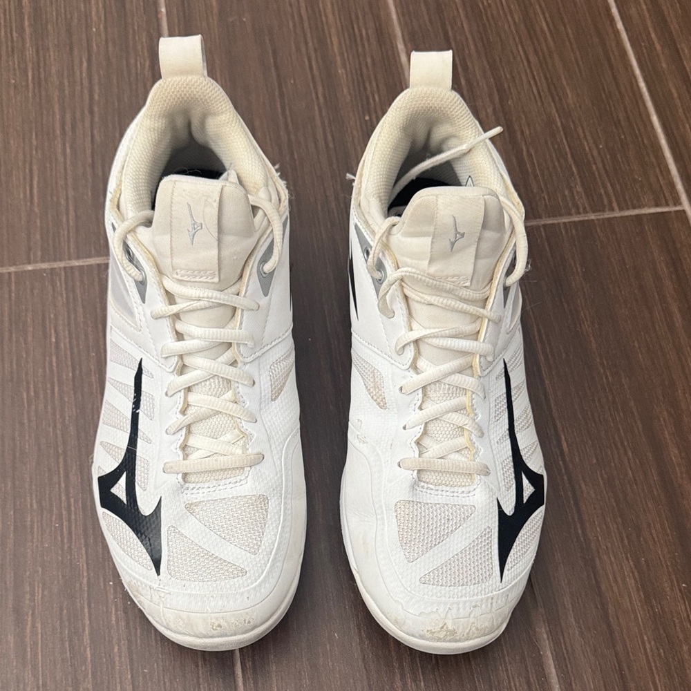 Mizuno Women’s White and Black Volleyball Sneakers sue 8.5 worn one season
